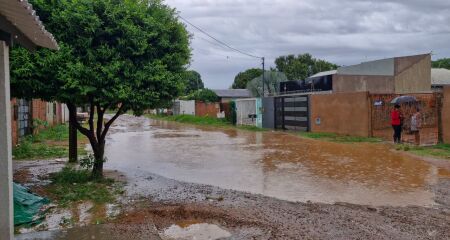 Sem drenagem, a rua onde mora já apresenta grandes poças, que tendem a piorar com as novas pancadas de chuva