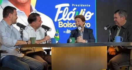 Os tr&ecirc;s participaram da Super Live realizada pelo presidenci&aacute;vel nesta quarta-feira 