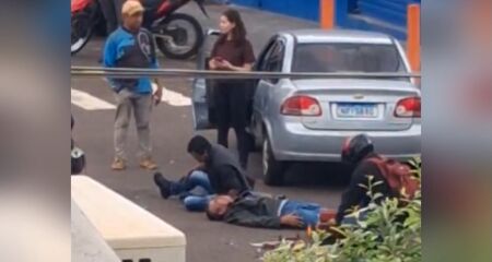 Uma das v&iacute;timas permaneceu ca&iacute;da no ch&atilde;o aguardando o socorro