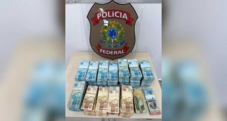 Dinheiro foi apreendido pela Polícia Federal na saída de uma agência bancária