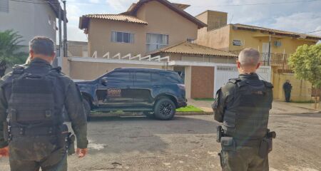 Investigação aponta uso de sistemas oficiais e até rastreadores em veículos de alvos; operação prendeu ao menos nove policiais da ativa