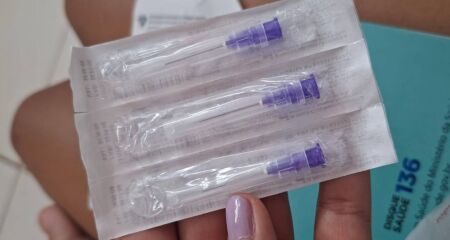 Mãe teve que comprar agulhas para bebê receber vacina mensal em posto de saúde de Campo Grande