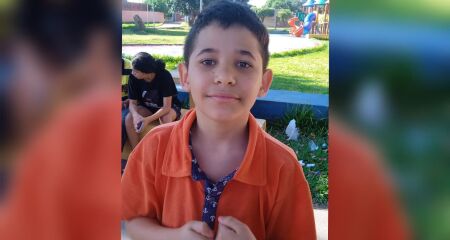A criança havia ido brincar e acabou dormindo sem avisar os pais