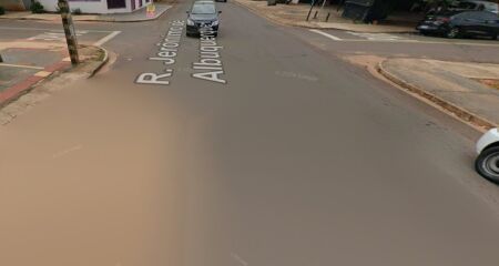 Motorista atingiu o port&atilde;o de im&oacute;vel tamb&eacute;m