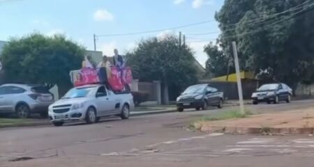 Grava&ccedil;&atilde;o compartilhada na internet mostra carro de som seguido por dois autom&oacute;veis e atrai ironias de opositores pol&iacute;ticos