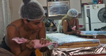 Organizada pelas irmãs Marilene e Lucilene, distribuição começou para pagar uma graça antiga e agora festeja o nascimento de um sobrinho muito esperado
