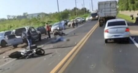 Al&eacute;m da v&iacute;tima fatal, o piloto de outra moto tamb&eacute;m ficou ferido ao ser atingido pelo mesmo ve&iacute;culo