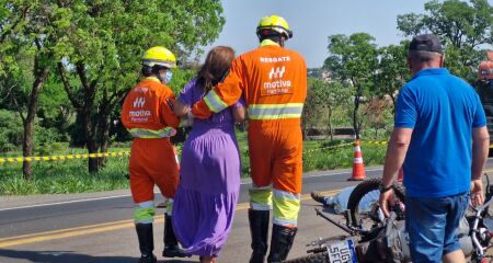 A mulher chegou ao local ap&oacute;s as equipes do Corpo de Bombeiros cobrirem o corpo do rapaz com a manta t&eacute;rmica 