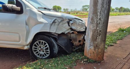 Parte frontal do carro ficou destruída e homem não se machucou.