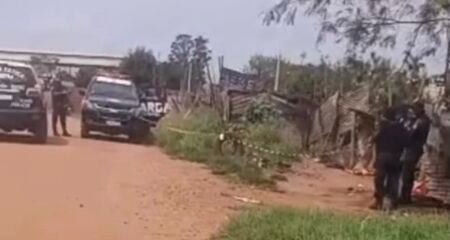 Corpo foi localizado por moradores na manh&atilde; desta ter&ccedil;a-feira (29)