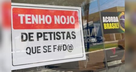 Um motociclista que passava pelo local filmou a situação e colocou nas redes sociais