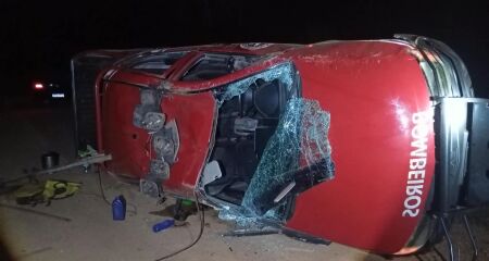 Condutor perdeu o controle em uma curva com lombada e o veículo saiu da pista