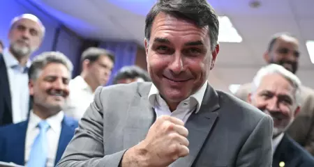 Homenagem a Flávio Bolsonaro enfrenta protestos em Salvador, abaixo-assinado com 136 mil assinaturas e questionamentos da oposição na Câmara