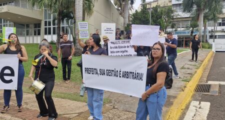 Vetos foram publicados em sequ&ecirc;ncia e atingem aposentados e especialistas em Educa&ccedil;&atilde;o; vereadores podem derrubar veto se quiserem