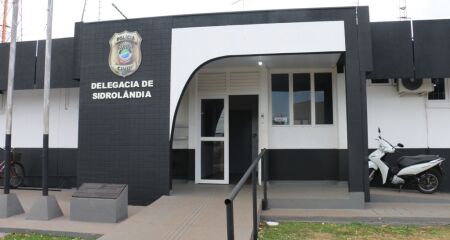 Vítima ficou com marcas no rosto e pescoço e relatou ameaças por mensagens