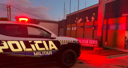 Suspeitos arrombaram portão, perguntaram por rapaz de 26 anos e fugiram de moto