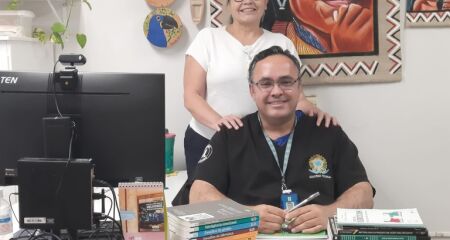 Anos após as aulas de enfermagem na UFMS, técnico reencontra antiga educadora onde hoje compartilham a rotina de cuidados com os pacientes