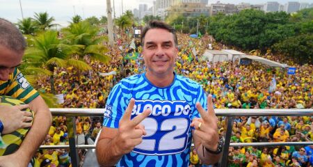Checagem da PF é feita após site da Argentina publicar notícia de que Flávio Bolsonaro teria cruzado a fronteira para viajar para os EUA