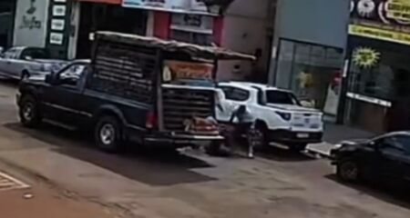 Testemunha afirma que vítima foi colocada em uma caminhonete após o ataque; câmeras de segurança registraram a confusão