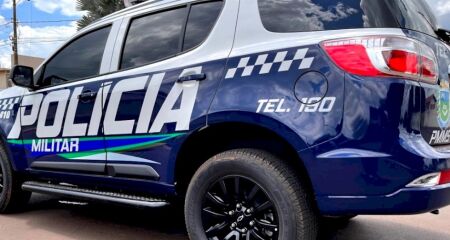 O suspeito estava armado com uma faca quando foi detido