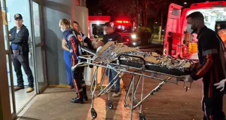 Homem foi atingido na m&atilde;o e na cintura por disparos efetuados por dois suspeitos que estavam em uma motocicleta