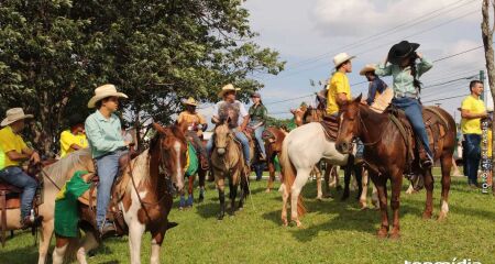 Ato na véspera do segundo turno reuniu políticos, famílias e participantes montados a cavalo; governador Eduardo Riedel e senador Reinaldo Azambuja demonstraram confiança na candidatura do PL