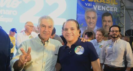 Deputado participou de reunião com Eduardo Riedel e lideranças políticas para definir estratégias para o segundo turno; ação de adesivagem será realizada nos 79 municípios neste sábado (17)