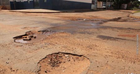 Moradores chegam a usam entulhos para tentar amenizar a situa&ccedil;&atilde;o com os buracos