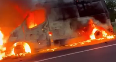 O veículo foi completamente destruído por causa das chamas