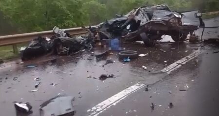 Bruno Fernandes Santana e Jackson Fernandes Leões da Silva, ambos de 19 anos, viajavam rumo a Coxim quando a pick-up em que estavam colidiu contra uma carreta