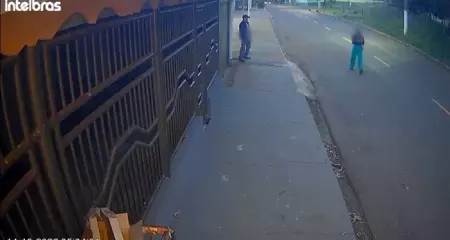 Uma mulher passava pelo local na hora e fugiu gritando por socorro