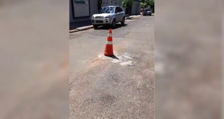Morador usou cimento nos buracos