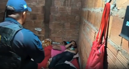 Vítima estava trancada no quarto com o suspeito, que se recusava a abrir a porta