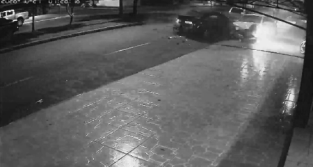 Acidente aconteceu na noite de segunda-feira (26) na Avenida Goi&aacute;s