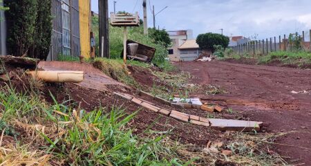 Rebaixamento do nível da rua impede que veículos sejam guardados dentro das garagens das casas