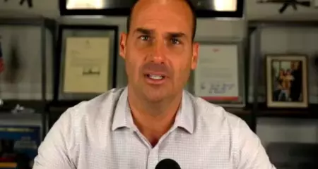 O ministro Alexandre de Moraes declarou o tr&acirc;nsito em julgado em a&ccedil;&atilde;o contra Eduardo Bolsonaro e mandou emitir mandado de pris&atilde;o