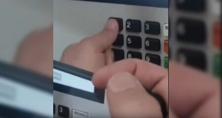 Autoridades constataram urna colada