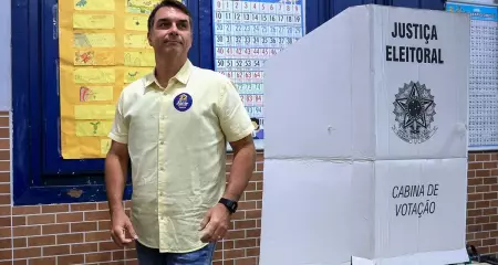 Em nova versão do documento, senador se apresenta como "líder do Brasil", após afirmar inicialmente ser o "verdadeiro presidente eleito"