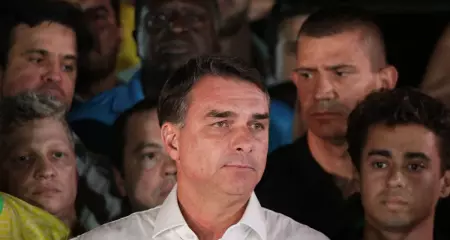 Senador Fl&aacute;vio Bolsonaro (PL) fugiu do Brasil nesta ter&ccedil;a-feira (27)