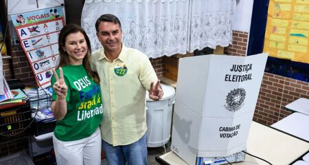 Flávio começa à frente na apuração
