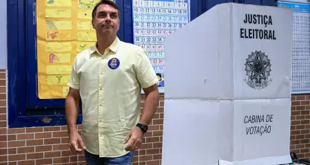 Campanha usa mau tempo como justificativa e quer adiar divulgação dos resultados presidenciais até o fechamento das urnas nesses locais
