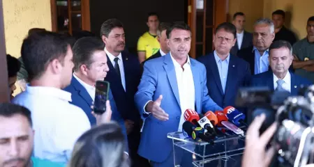 Candidato à Presidência da República, Flávio Bolsonaro já se posicionou contra a proposta de Lula para reduzir jornada de trabalho