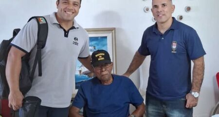 Integrante da Marinha desde a adolescência, ele estava a bordo quando o submarino alemão U-861, em julho de 1944, atacou