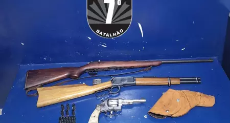 Suspeito entrou pela janela armado e apontou arma para a v&iacute;tima, quando soube da gesta&ccedil;&atilde;o