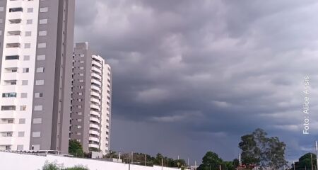 Previsão aponta calor de até 40°C e baixa umidade antes da chegada de tempestades, com possibilidade de rajadas acima de 70 km/h e granizo