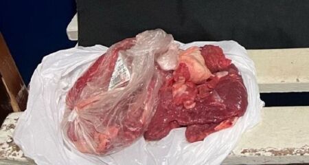 Suspeito foi encontrado na casa dos pais e preso pela Polícia Militar; contra ele também havia um mandado de prisão em aberto