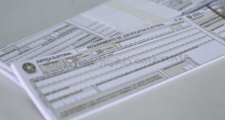 Eleitor que estiver fora do domic&iacute;lio eleitoral pode justificar a falta pelo e-T&iacute;tulo ou em locais de justificativa