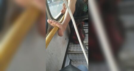 Passageira se incomodou com pé erguido