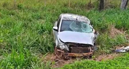 O condutor da carreta teve ferimentos leves e tamb&eacute;m foi encaminhado para atendimento m&eacute;dico