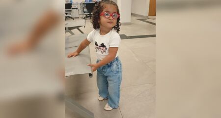 A pequena Liz Sampaio Lino fez a primeira cirurgia ocular aos quatro meses e precisou esperar mais dois anos para dar continuidade ao tratamento